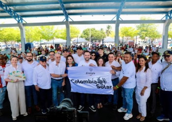 Minminas entrega canchas solares en Barranquilla para reducir costos de energía a más de 200 familias