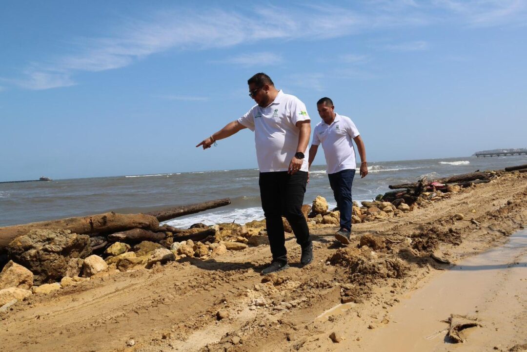 Plinio Cedeño visitando obras de mitigación en Puerto Colombia