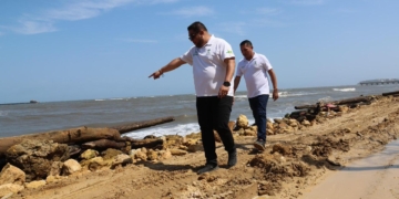 Plinio Cedeño visitando obras de mitigación en Puerto Colombia