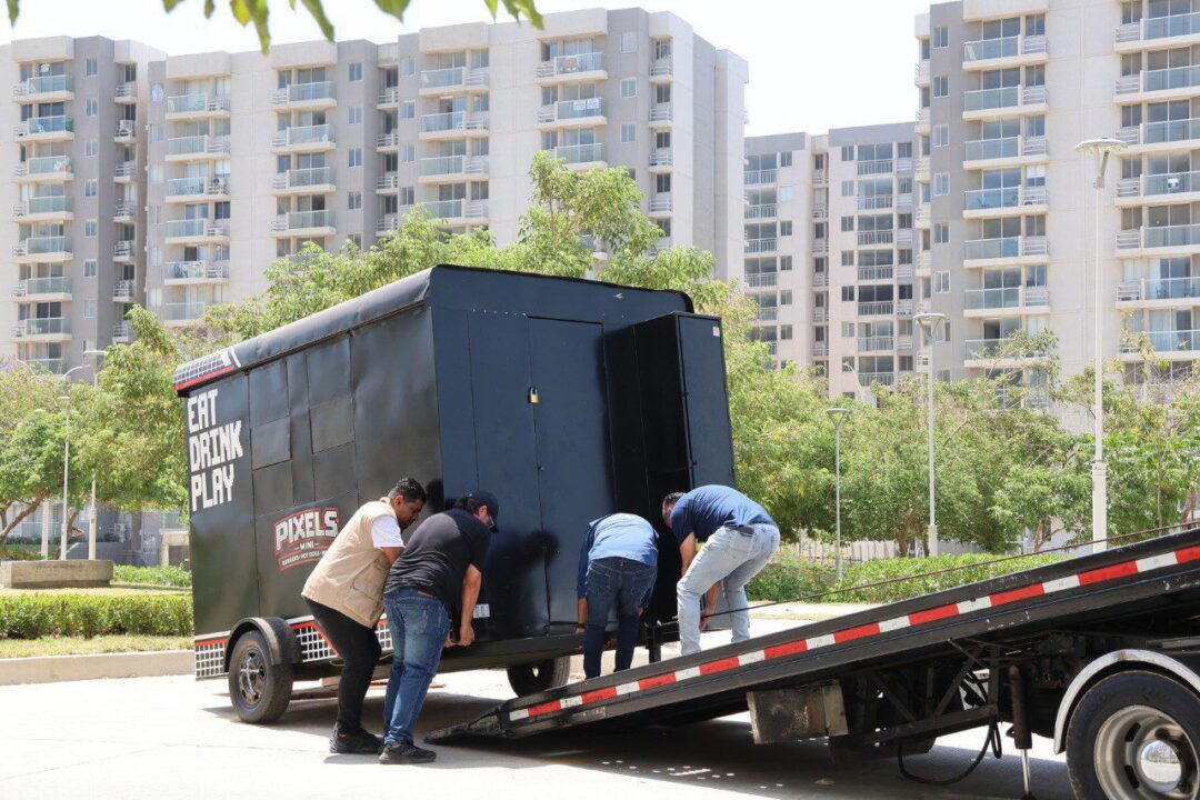 Personas cargando unos containes