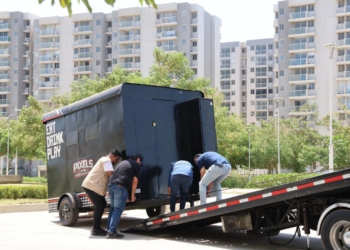 Personas cargando unos containes