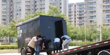 Personas cargando unos containes