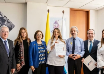 Paloma y oviedo en su inscripción de candidatura