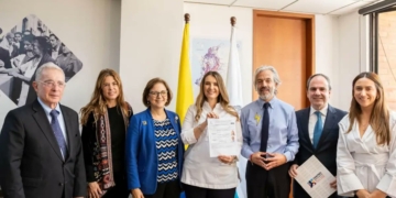 Paloma y oviedo en su inscripción de candidatura