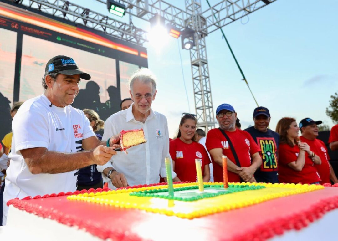 El alcalde Alejandro Char y el Gobiernador del atlántico partiendo torta de cumpleaños