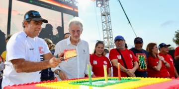 El alcalde Alejandro Char y el Gobiernador del atlántico partiendo torta de cumpleaños