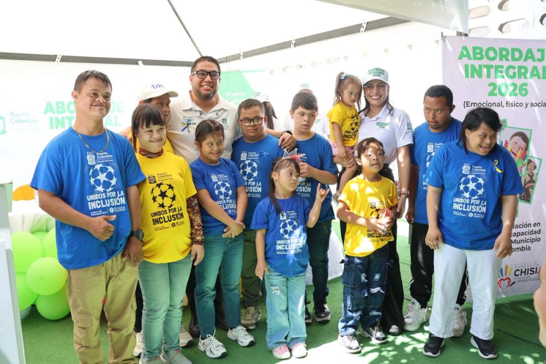 el alcalde plinio cedeño con niños con discapacidad