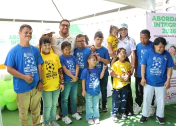 el alcalde plinio cedeño con niños con discapacidad