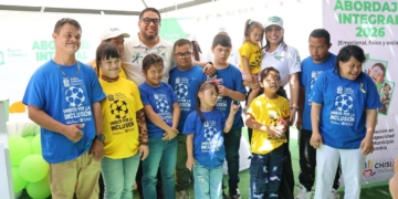 el alcalde plinio cedeño con niños con discapacidad