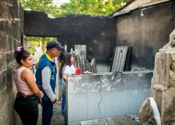 Entregan ayudas a familia que perdió su vivienda en incendio en Soledad
