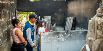 Entregan ayudas a familia que perdió su vivienda en incendio en Soledad